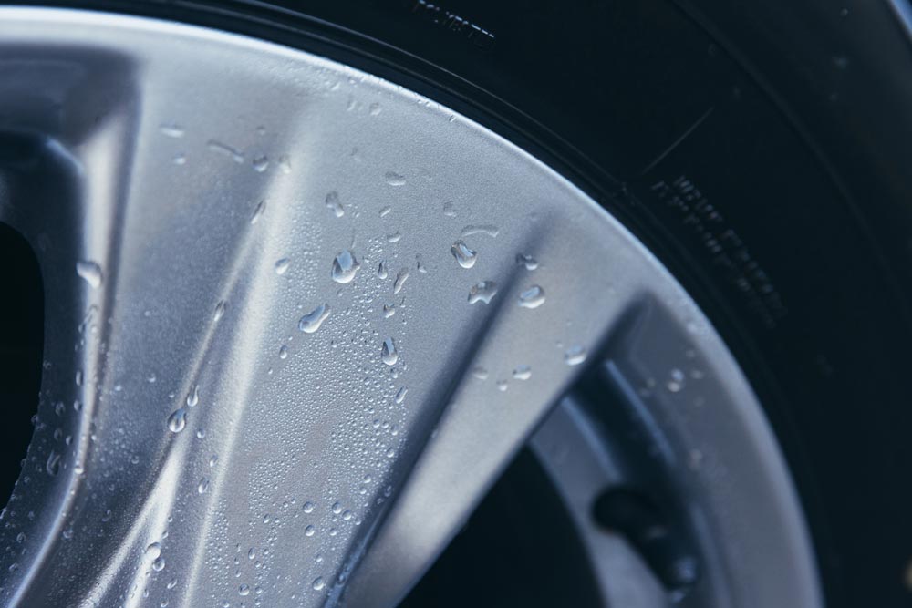 Närbild på en hjulfälg med vattendroppar