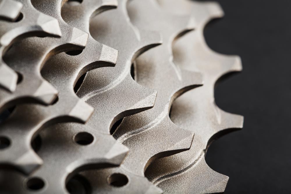 Närbild på vattenpolerade kugghjul