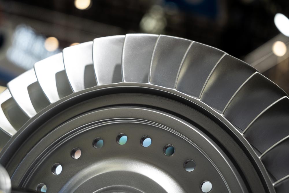 Närbild på ett metallhjul