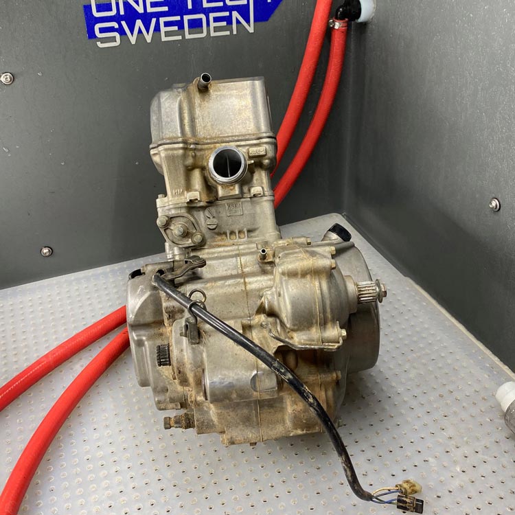 Honda crossmotor före vattenpolering